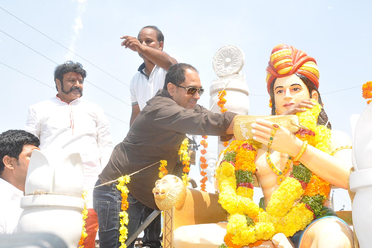 Gautamiputra Satakarni Team At a Statue Launch